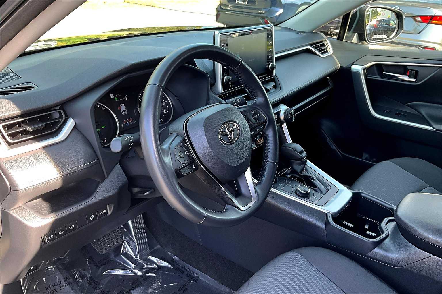 2022 Toyota RAV4 Hybrid XLE photo 16