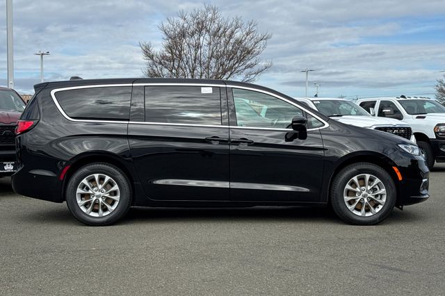 2025 Chrysler Pacifica photo 3