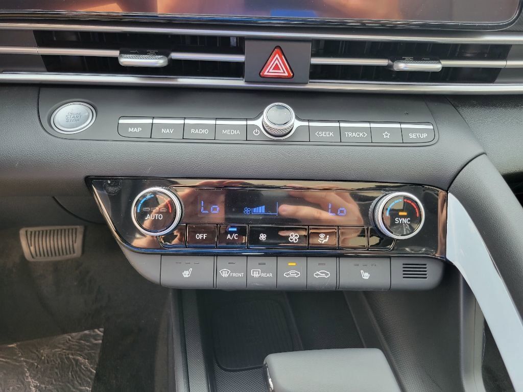 2024 Hyundai Elantra Limited photo 21
