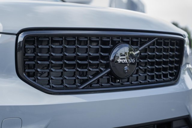 2026 Volvo XC40 photo 11