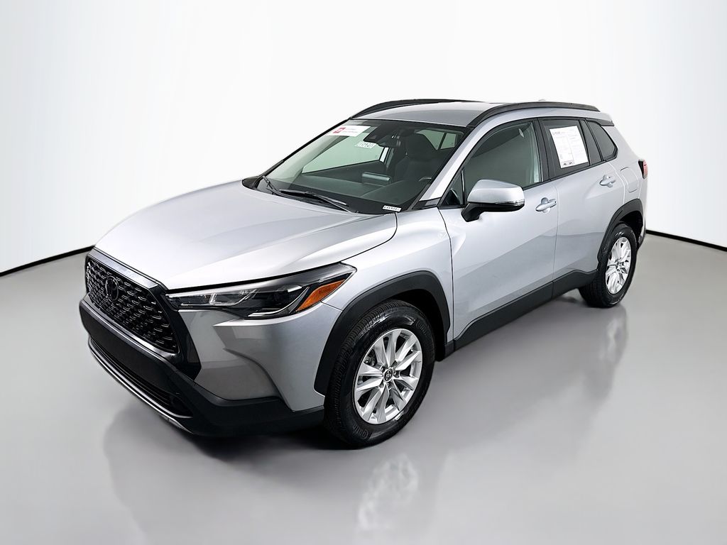 2022 Toyota Corolla Cross LE photo 3