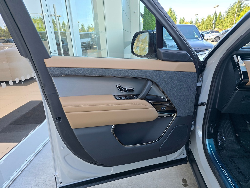 2025 Land Rover Range Rover Sport SE photo 18