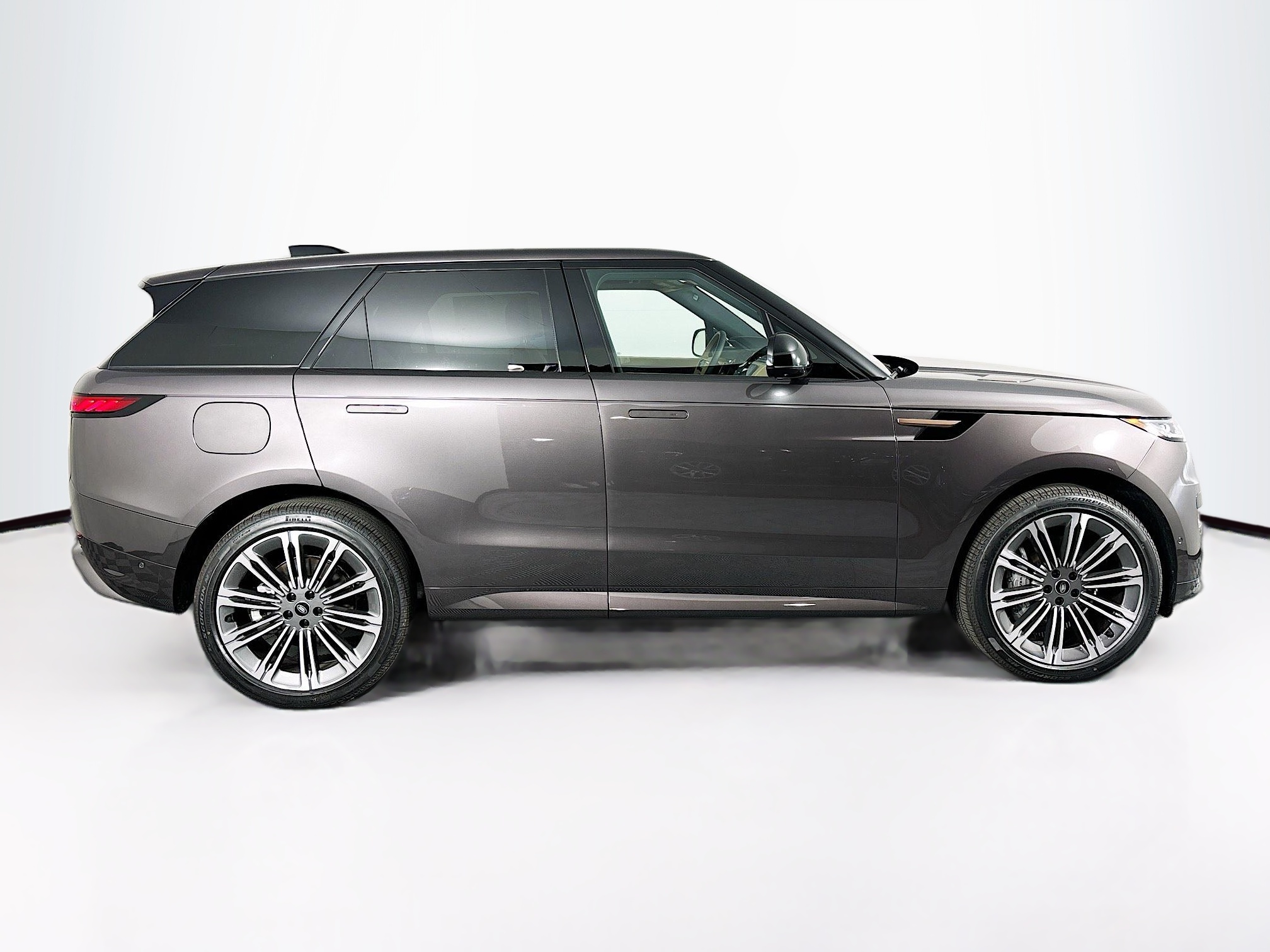2025 Land Rover Range Rover Sport SE photo 3