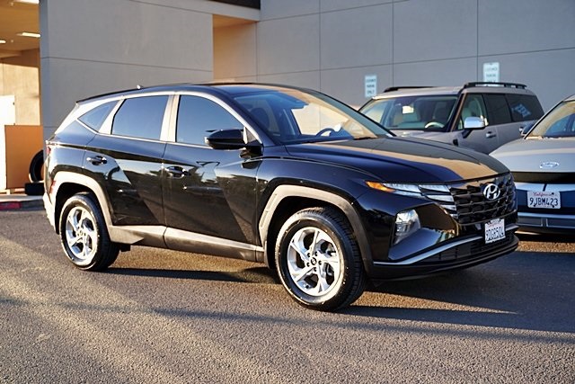 Used 2023 Black Hyundai SE image 4