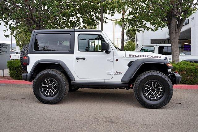New 2025 Bright White Clear-Coat Exterior Paint Jeep Rubicon image 7