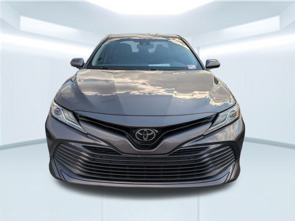 2018 Toyota Camry SE XLE photo 2
