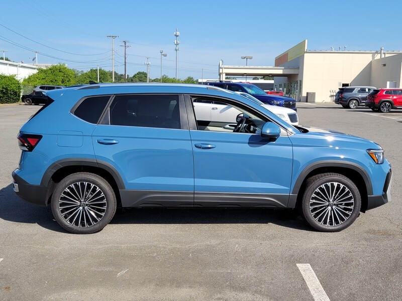 2025 Volkswagen Taos SE photo 2