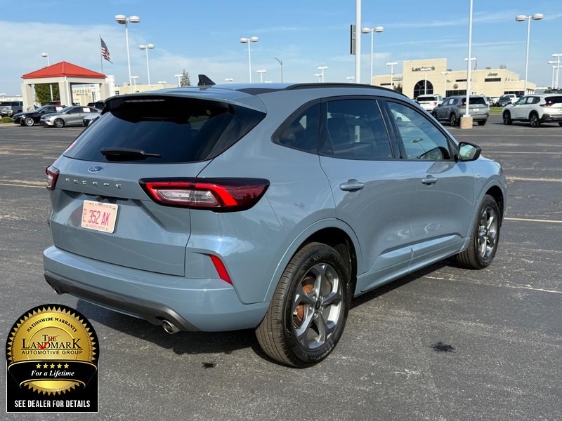 2024 Ford Escape ST-Line photo 2