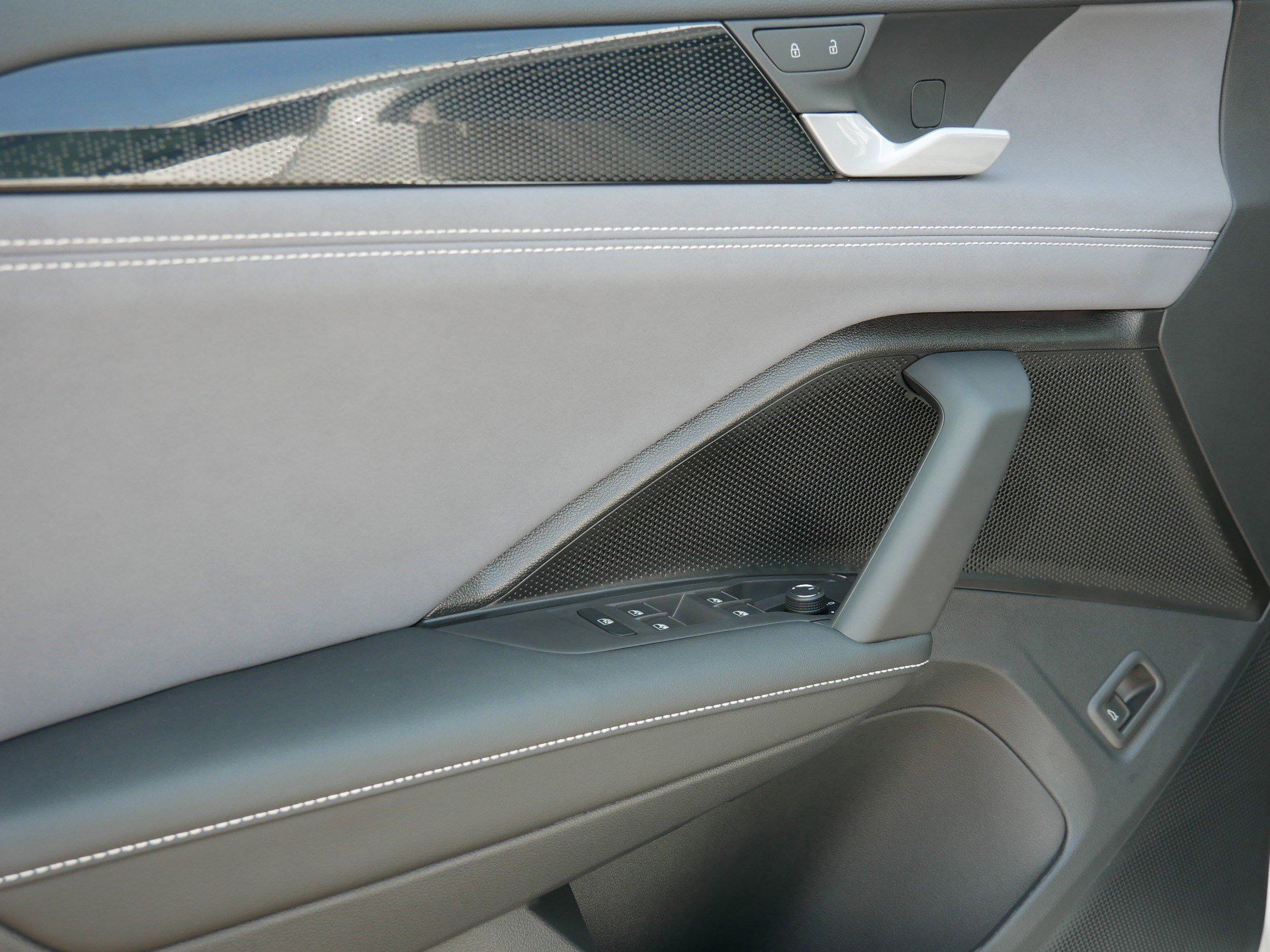 2025 Volkswagen Tiguan SE photo 4