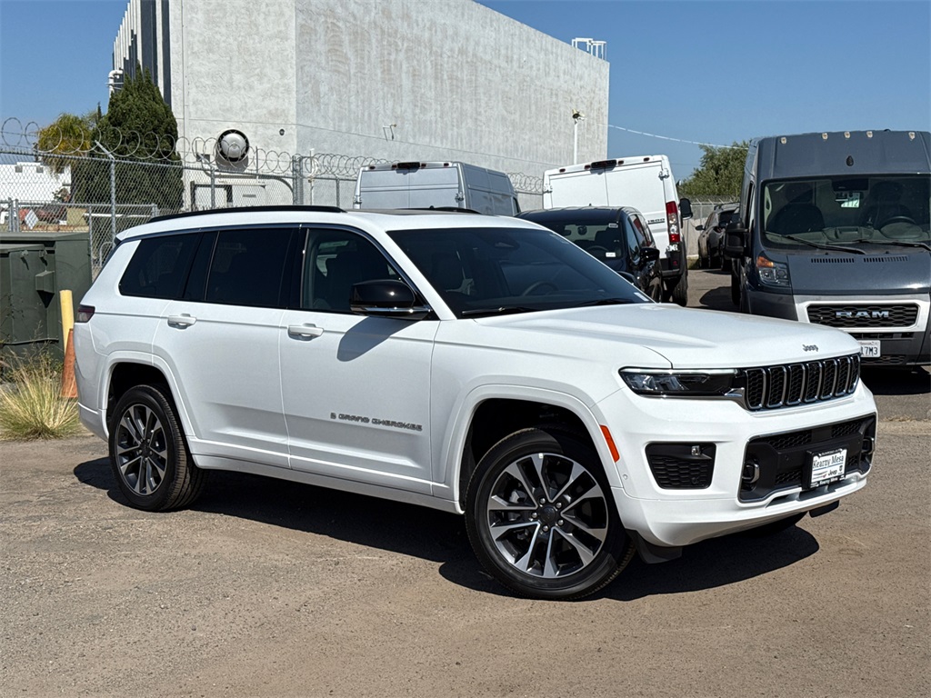 2025 Jeep Grand Cherokee Overland photo 2