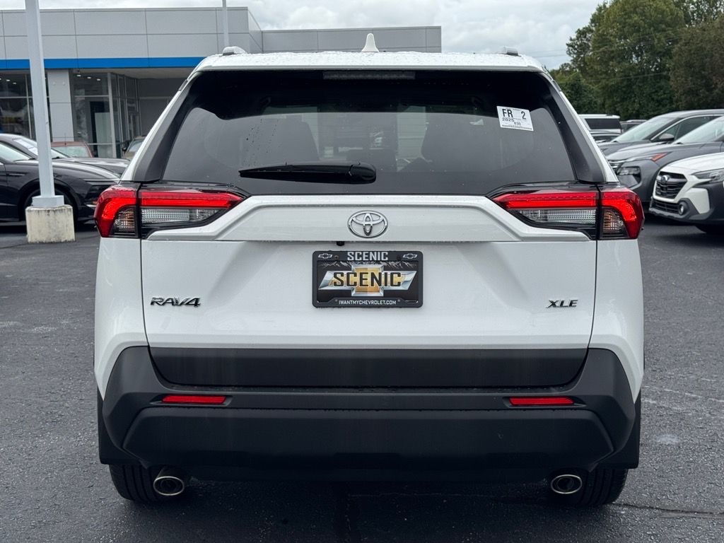 2025 Toyota RAV4 XLE photo 4