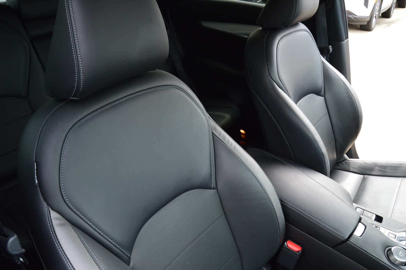 2022 Infiniti QX50 Essential photo 9