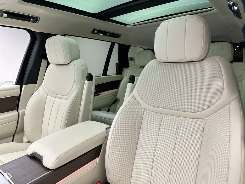 2025 Land Rover Range Rover SE photo 6