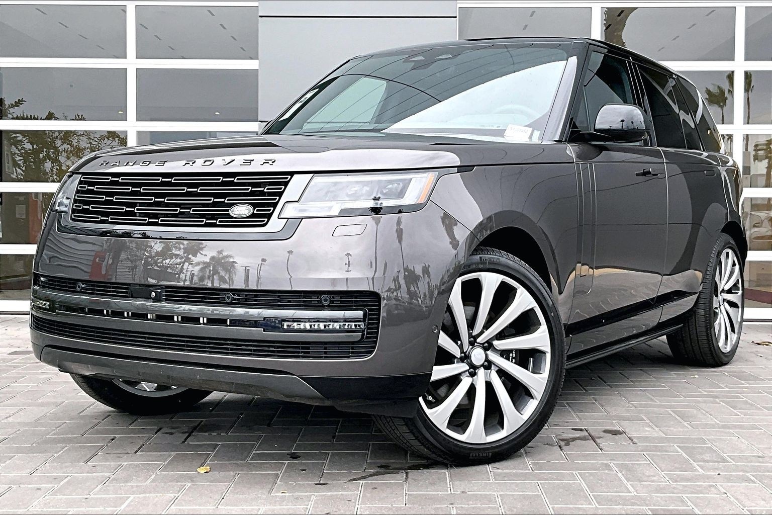 2025 Land Rover Range Rover SE's photo