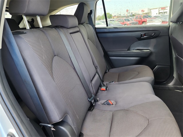 2021 Toyota Highlander LE photo 18