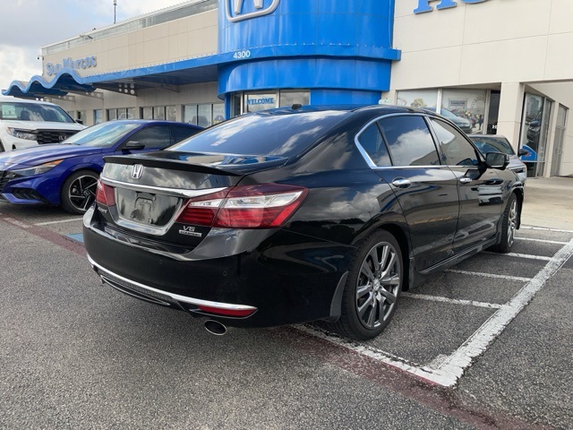 2017 Honda Accord Touring photo 4