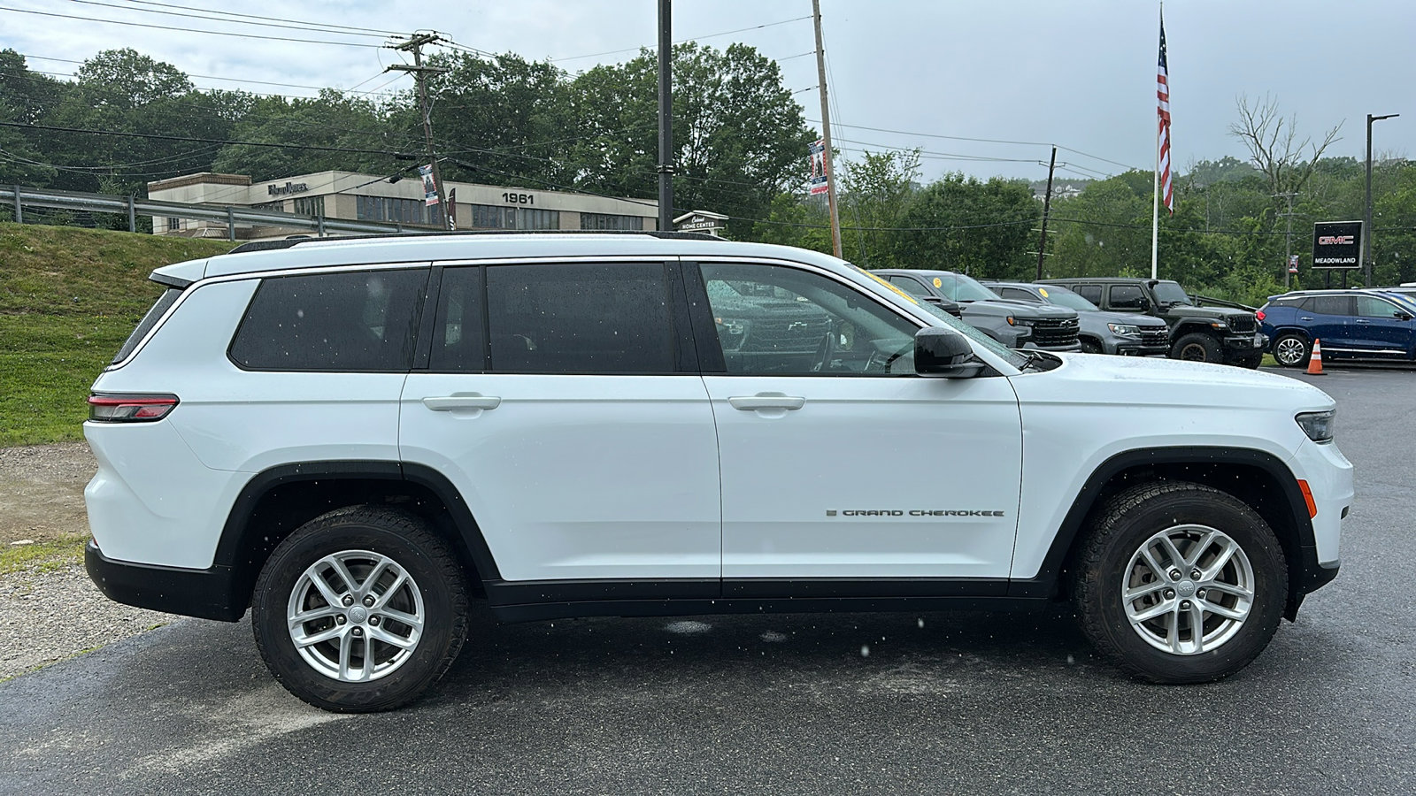 2021 Jeep Grand Cherokee Laredo photo 3