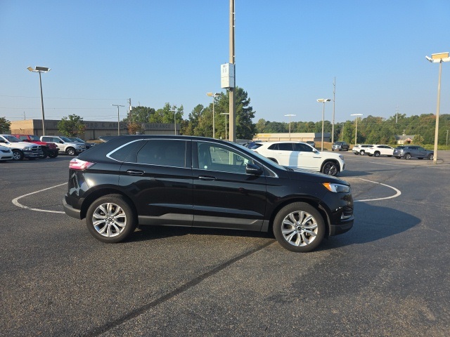 2024 Ford Edge Titanium photo 2