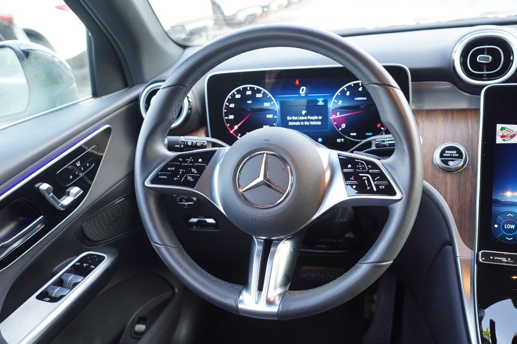 2025 Mercedes Benz GLC 300 photo 16