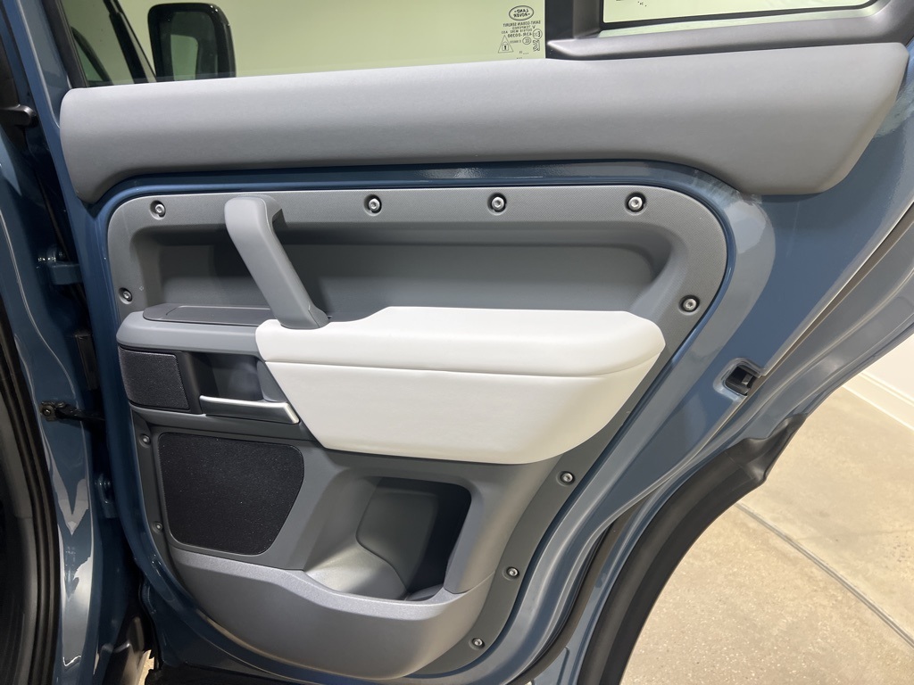 2025 Land Rover Defender 110 S photo 24