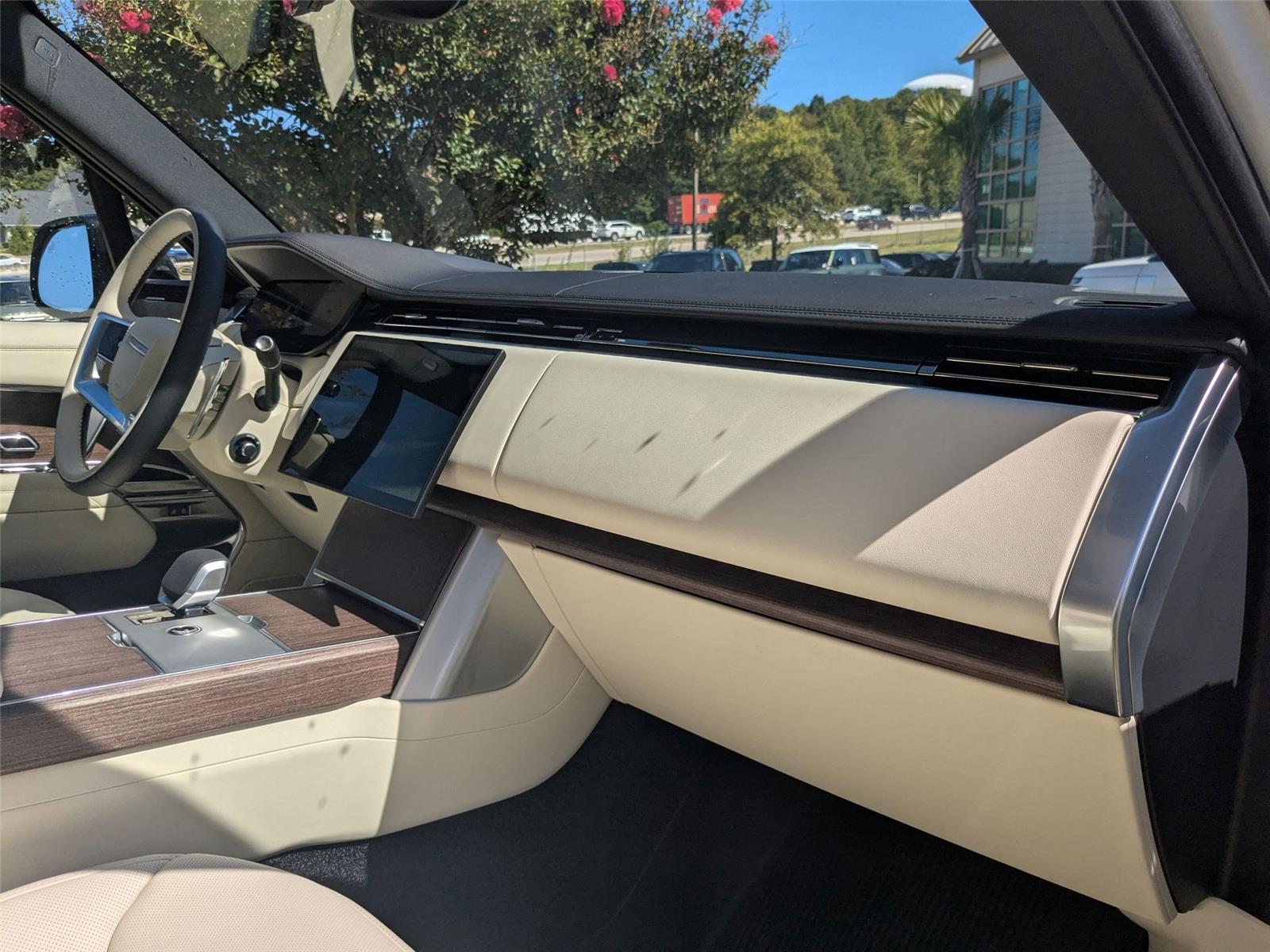 2025 Land Rover Range Rover SE photo 27