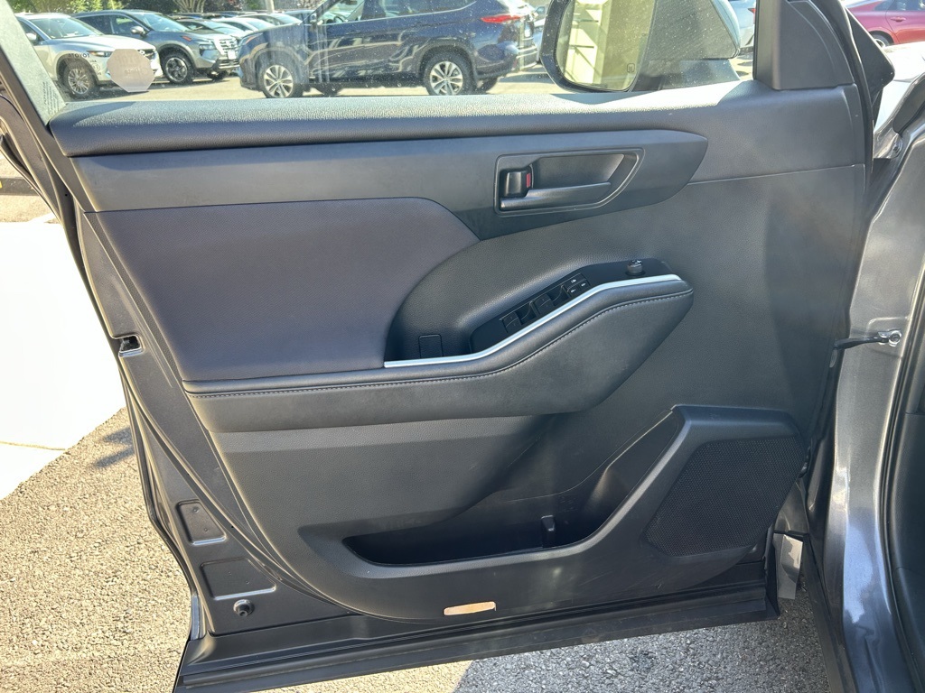 2022 Toyota Highlander L photo 10