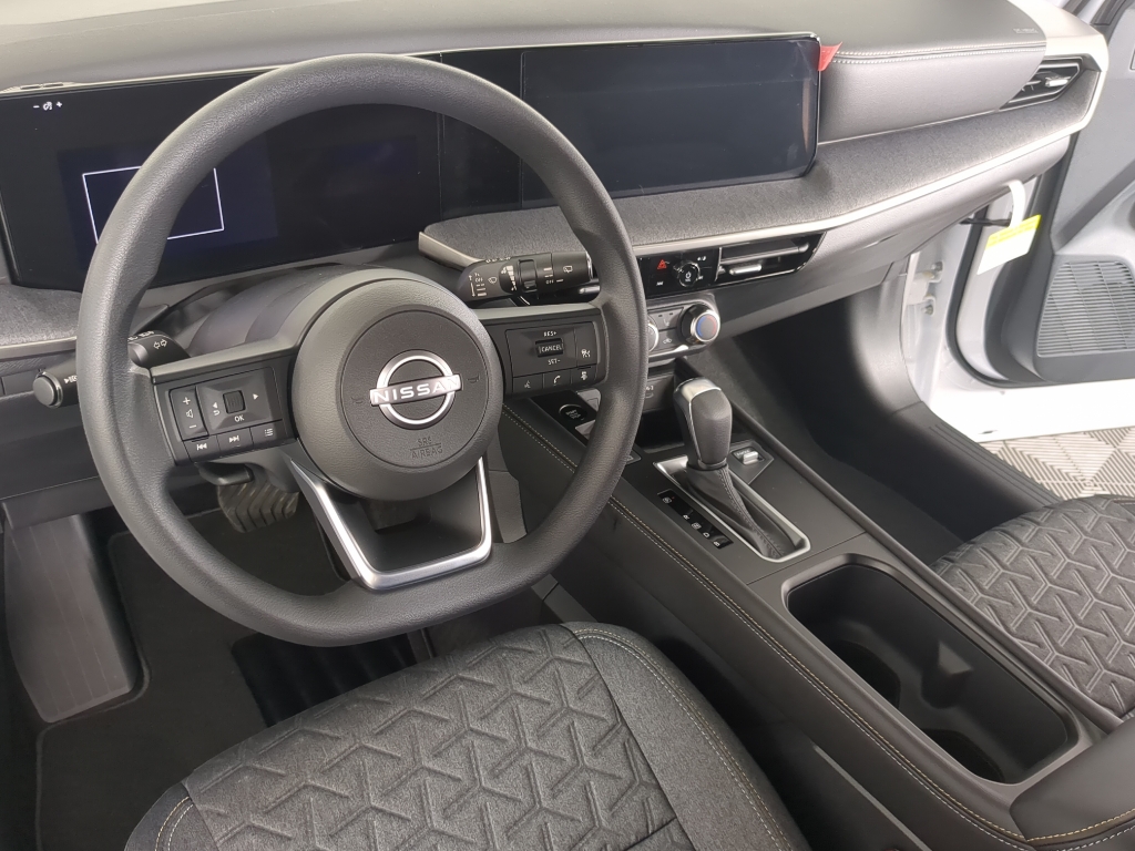 2025 Nissan Kicks SV photo 17