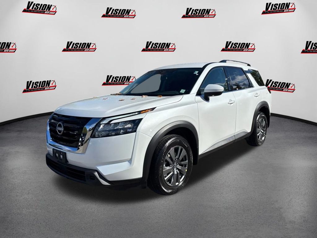 2025 Nissan Pathfinder SV's photo