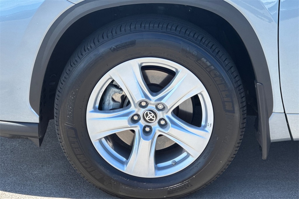 2024 Toyota Highlander LE photo 32
