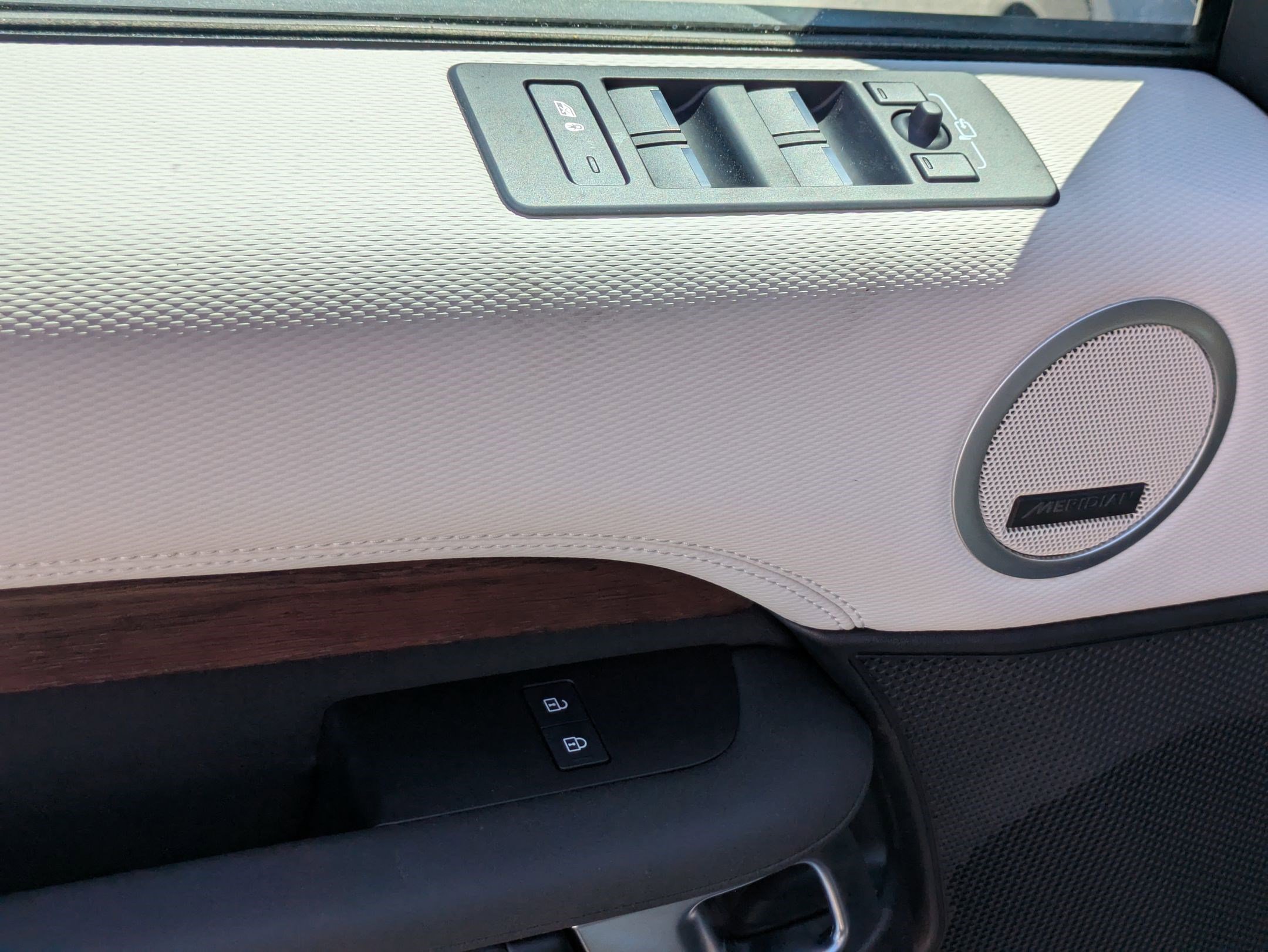 2023 Land Rover Discovery P300 S S R-Dynamic photo 9