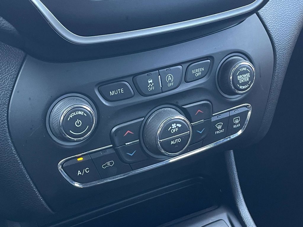 2019 Jeep Cherokee Latitude photo 38