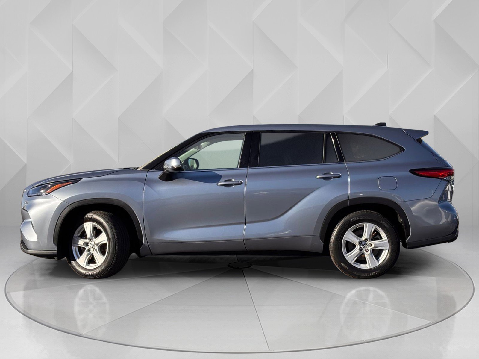 2022 Toyota Highlander LE photo 2