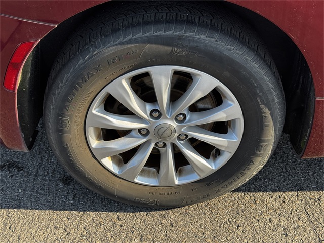 2017 Chrysler Pacifica Touring L photo 12