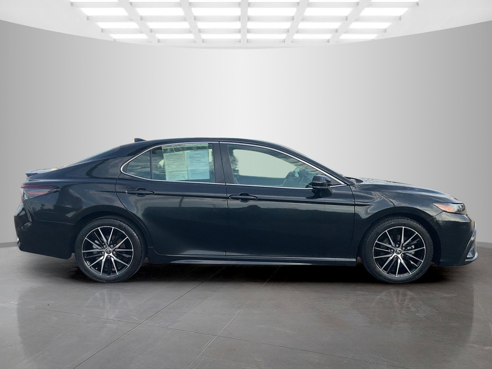 2021 Toyota Camry SE photo 2