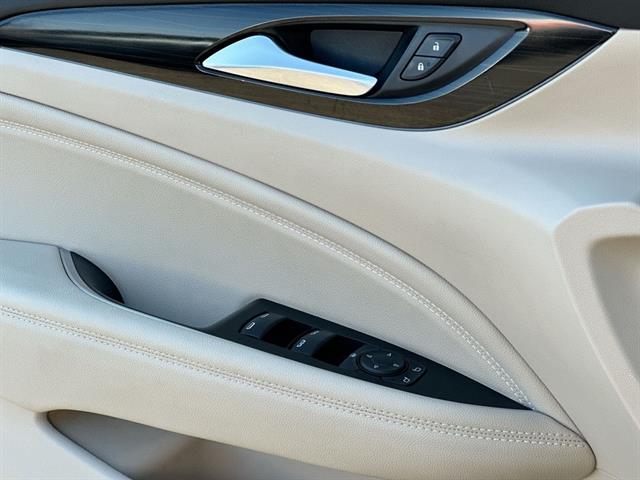 2018 Buick Regal TourX Essence photo 17