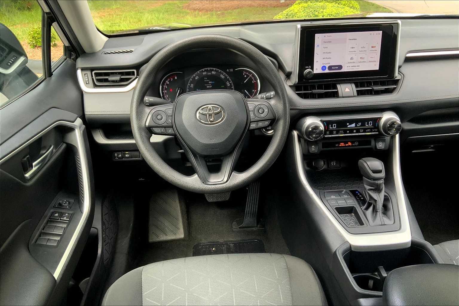 2024 Toyota RAV4 XLE photo 5