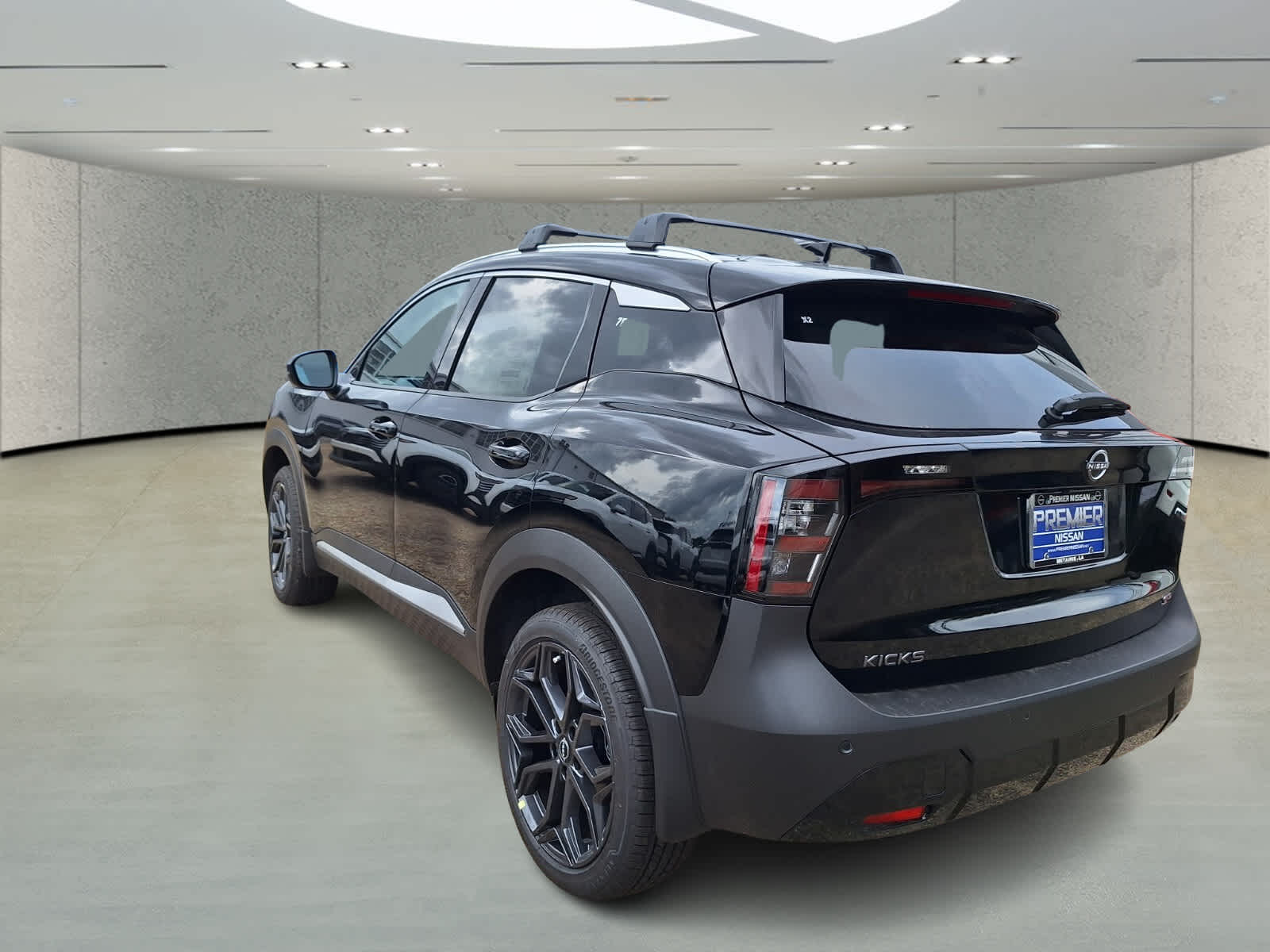 2026 Nissan Kicks SR photo 2
