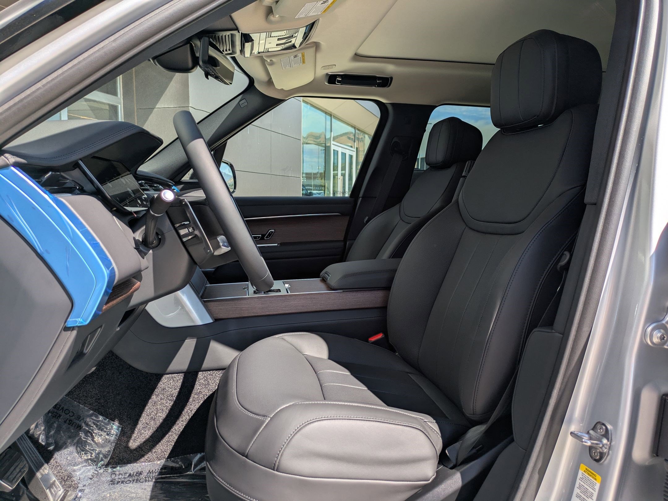 2025 Land Rover Range Rover SE photo 13