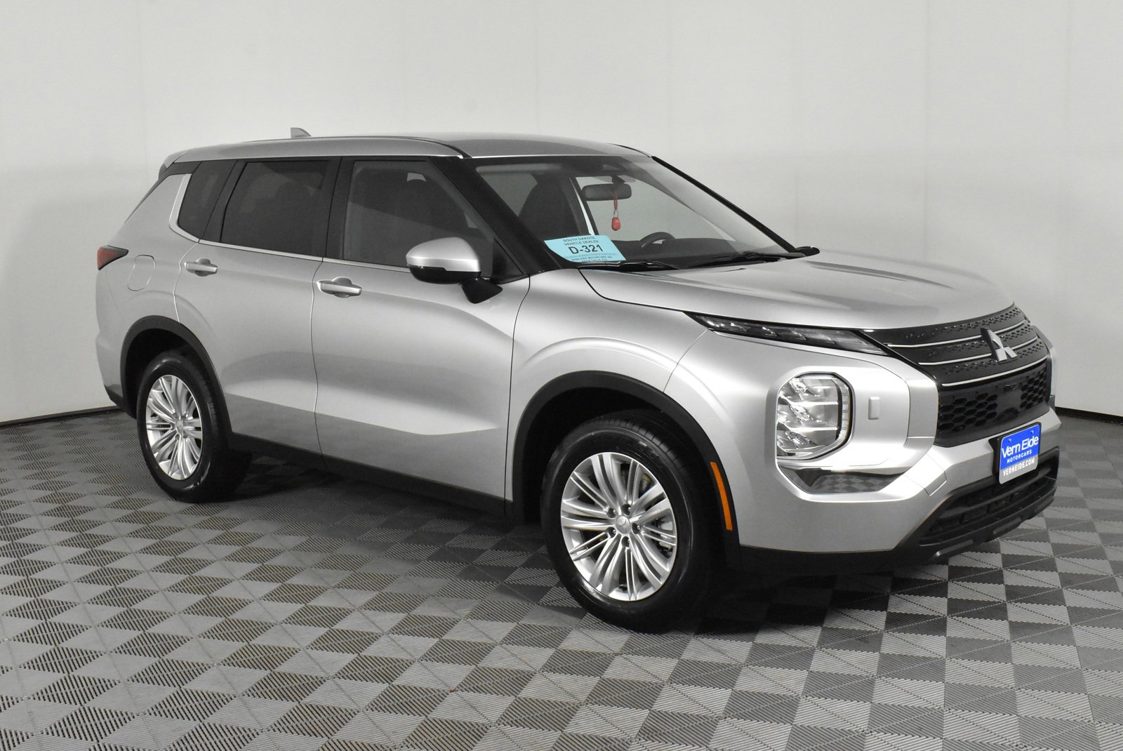 2024 Mitsubishi Outlander ES photo 4