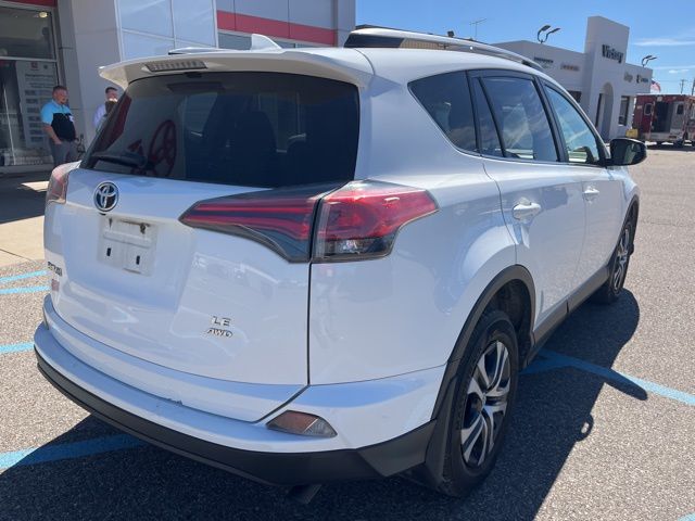 2017 Toyota RAV4 LE photo 5