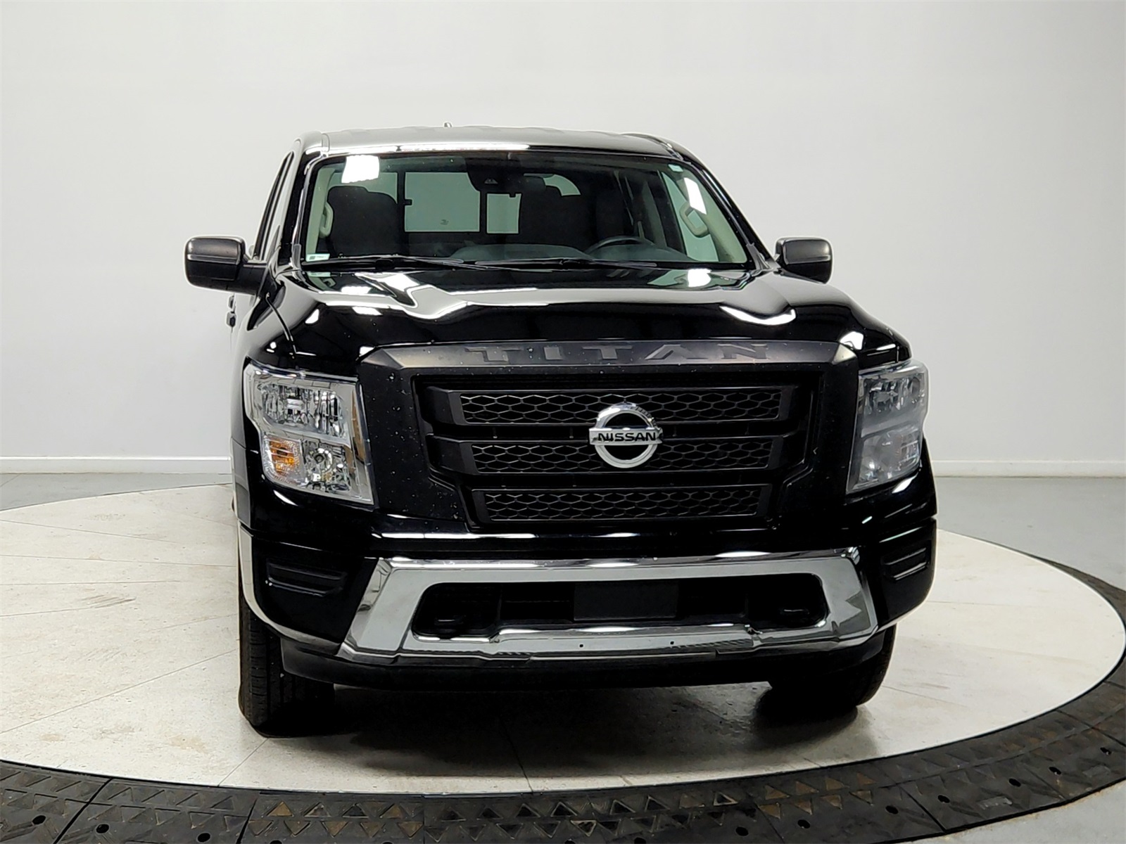 2023 Nissan Titan SV photo 2