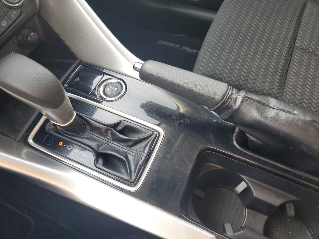 2020 Mitsubishi Eclipse Cross ES photo 16