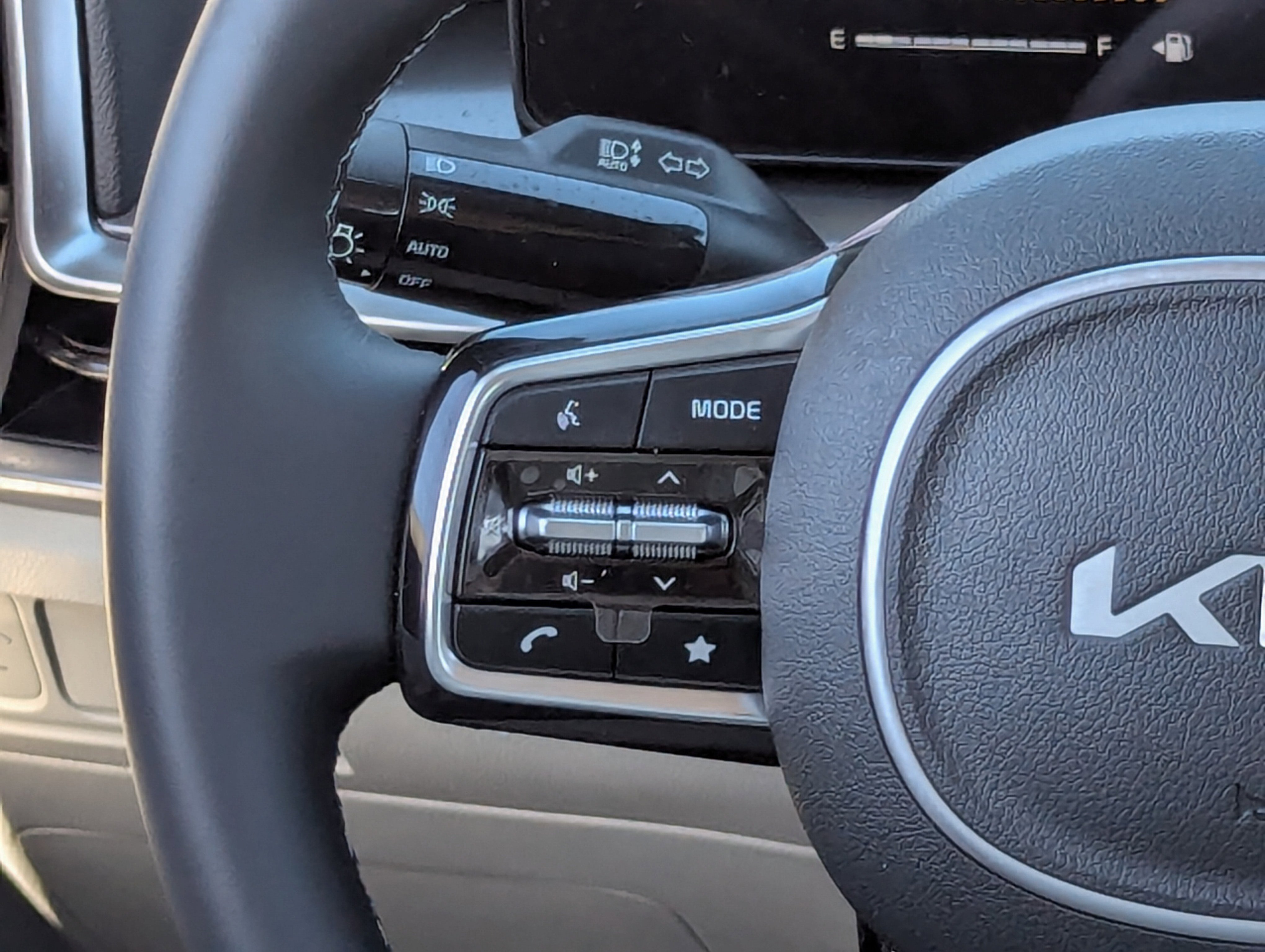2025 Kia Sorento S photo 2