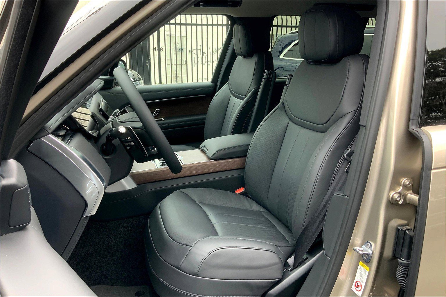 2025 Land Rover Range Rover SE photo 3