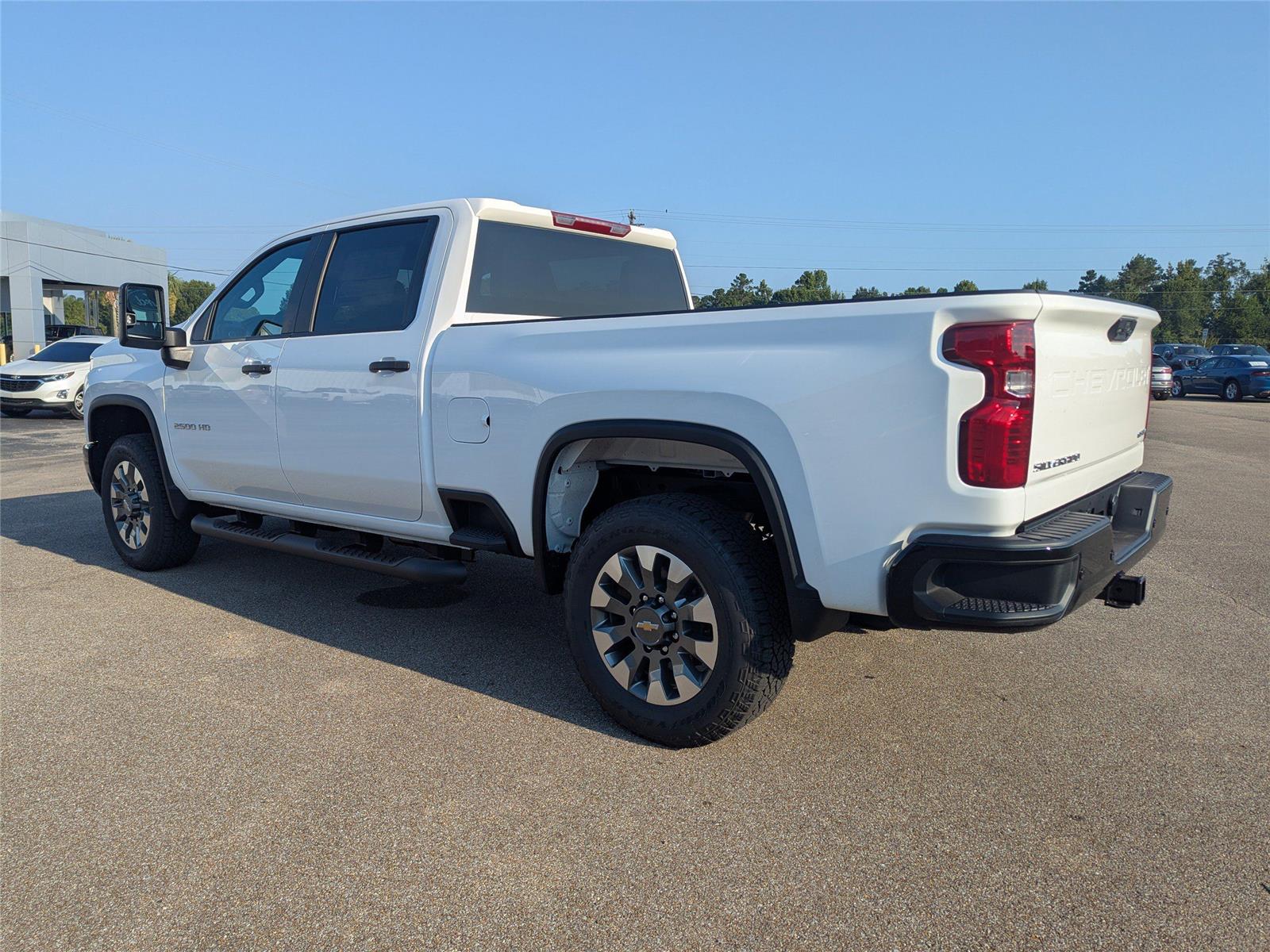 2025 Chevrolet Silverado 2500HD Custom photo 5