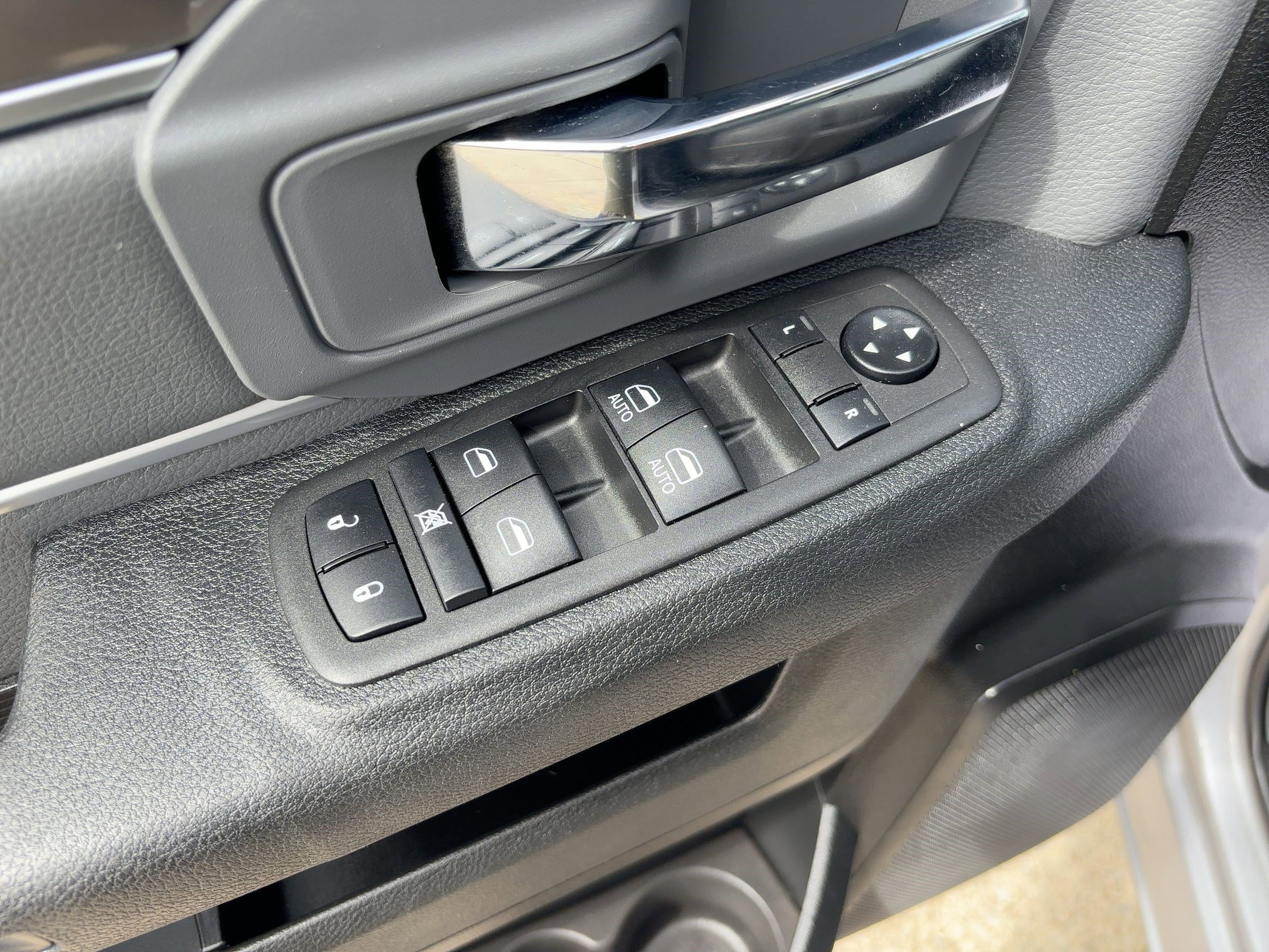 2023 Ram 1500 Classic SLT photo 18