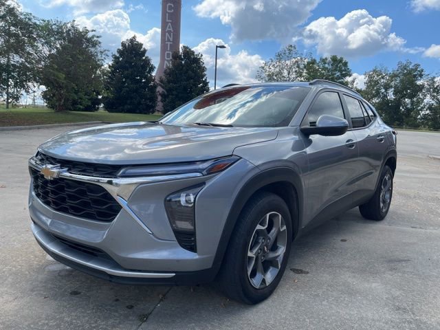 2024 Chevrolet Trax LT photo 2