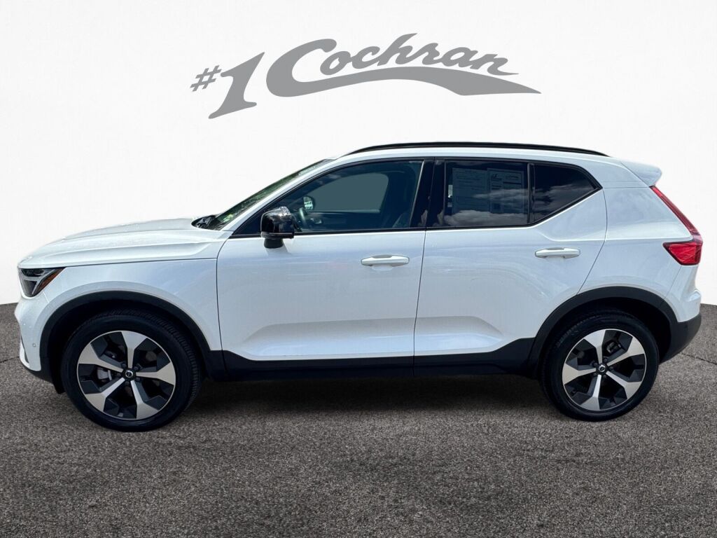2024 Volvo XC40 Plus photo 4