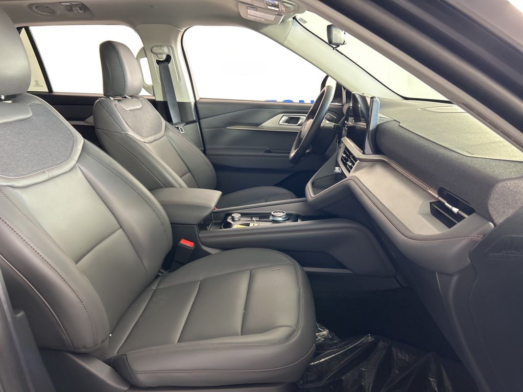 2025 Ford Explorer photo 22