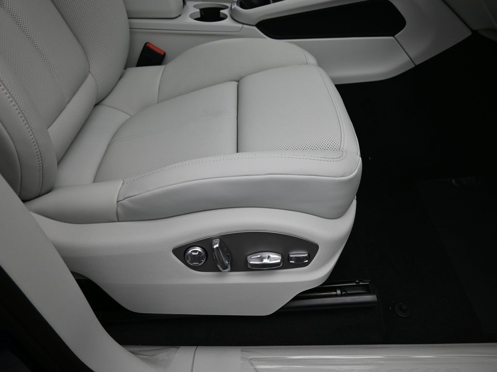 2026 Porsche Macan T photo 23